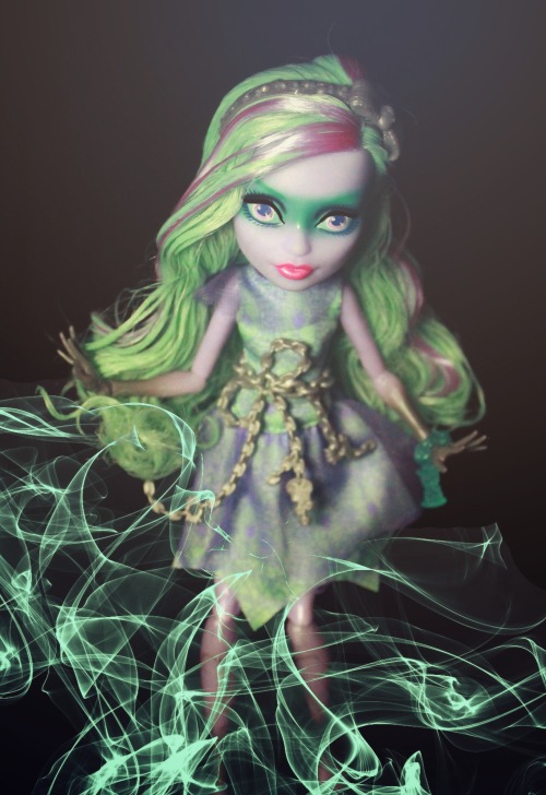 clawdeena:

What Goes Up Ghost’s Around, Ghost’s Around —-
Check out the review on Twyla getting Ghostly here! Featuring close ups, photos, and more! https://www.youtube.com/watch?v=jbWFxr5LoY8&amp;feature=youtu.be
(Bought Twyla on Ebay, you can find the UPC for her at www.monsterhighchecklist.com )