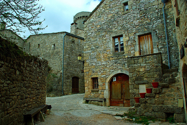 | ♕ | Maisons en pierre - La Couvertoirade | por © PierreG_09 | via ysvoice 
