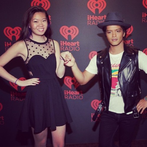 bmars-news:  "caligirl123: This ass wouldn&#8217;t stand next to me for our picture cuz he&#8217;s so damn short! He has tiny feet. #brunomars #iheartradio #lasvegas #fucker #asshole #tiny #feet #short #midget #pissed&#8221;