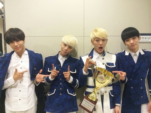 [Official] SHINee’s Official ME2DAY Update - Thank you SHINee World 131030 (1P)
[SHINee] 오늘도 쇼챔피언에서 1위를 했습니다!^^ 정말 감사 드려요~ 여러분 덕분에 좋은결과를 얻을 수 있었어요! 앞으로 더 열심히하는 SHINee될게요~ 항상 고마운 샤이니월드! 그리고 오늘 민호의 “메디컬탑팀” 하는 날!! 본방사수~ Everybody~~♪
[SHINee] Today we got 1st on Show Champion again! ^^ Really thank you so much~ it’s because of all of you we got this result! SHINee will continue to work hard~ really thankful the ever-supporting SHINee World! And tonight is also the day with Minho’s Medical Top Team broadcast! Must stay tune~ Everybody~~ ♪
Credit: SHINee’s Me2dayKorean-Chinese Translations: SHINeeingChinese-English Translations: Forever_SHINee[4]
Translations may not be 100% accurate, please only take out with full credits!