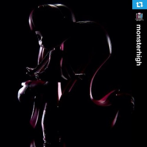 #soon! #reveal  #sdcc2014  #monsterhigh 
&#8212;-

We won&#8217;t be able to keep this in the coffin much longer&#8230; Draculaura has an all-new lurk! #SDCC2014