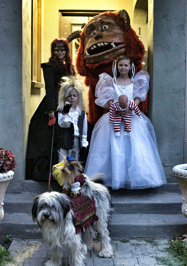 (via Please Don’t Enter The Costume Contest: Awesome Family Group ‘Labyrinth’ Costumes | Geekologie)