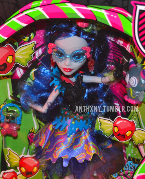 momdusa:

anthxny:

Ghoulia is so adorable! I’ll post a full review later.

Sweeeeet! 