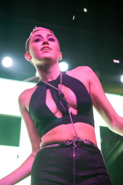 How many of your guys like Miley&#8217;s new look&#8230;here&#8217;s a few recent pics of Miley Cyrus trying to be sexcii in a leather/spandex outfit&#8230;#1