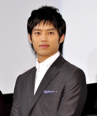 Cabelo castanho escuro e penteado boêmio de Takahiro Miura  em 2024