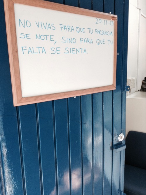 the-book-smiled-at-me:

Acción poética en la oficina de la escuela.
