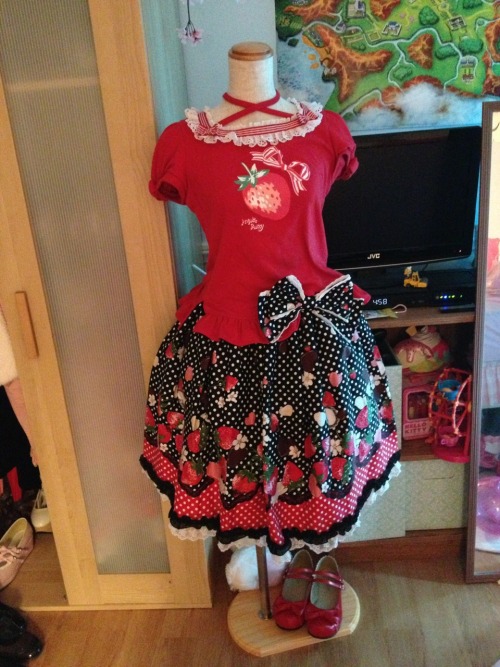 xcinema:

I got a new mannequin uwu
Top: Angelic Pretty Skirt and shoes: bodyline

