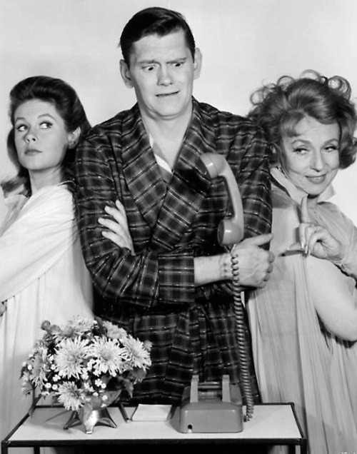 20th-century-man:

Elizabeth Montgomery, Dick York, Agnes Moorehead; publicity still for Bewitched (ABC 1964-72)
