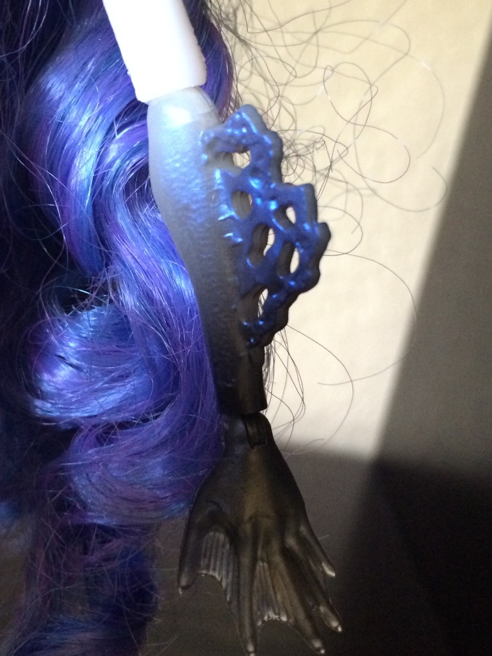 frozenmonsterhigh:

Sirena Von Boo details pictures. She is a very detailed doll, and i’m surprised to see her “Ghost Fin” in her back. And also the details in her tail, she has little stars.