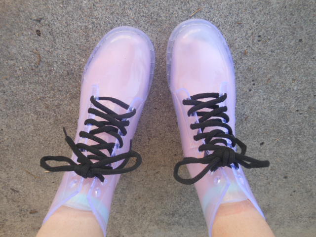 pastel-goth-princess:

shopharajukubaby:

pastel-cutie:

Transparent Boots Review ♥

awesome review by Jane!

❤