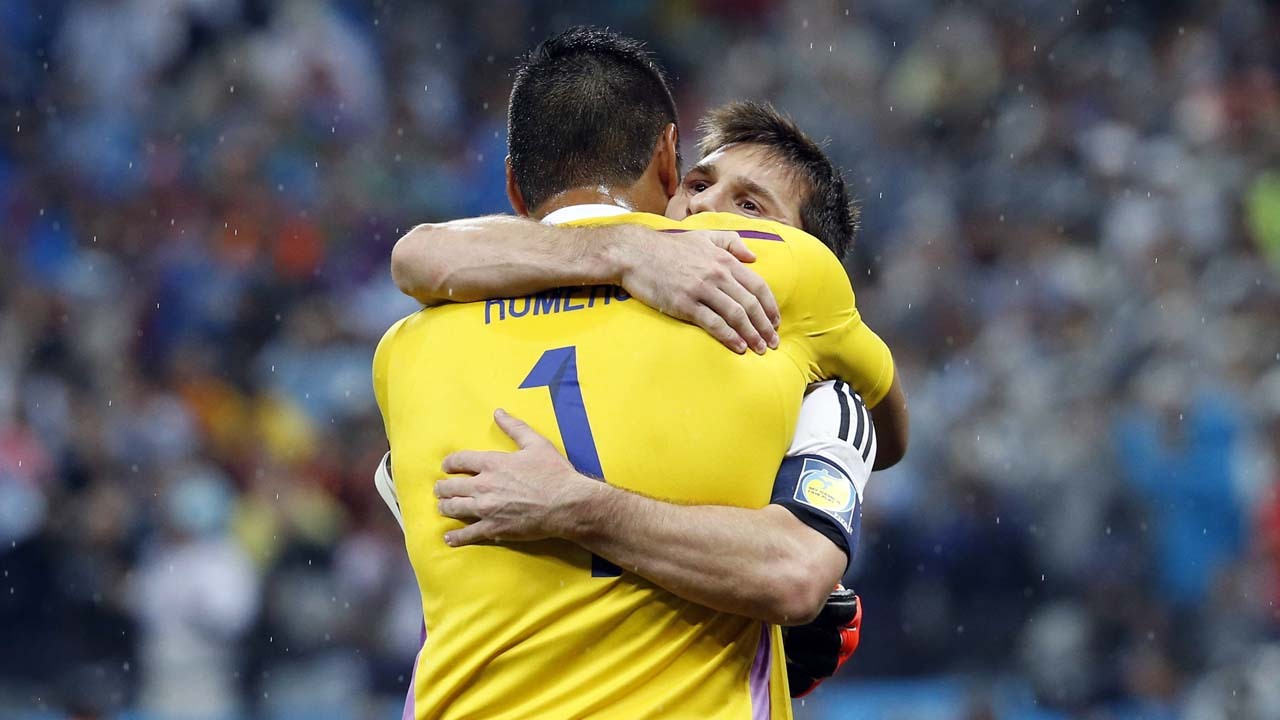 VAMOS. Lionel Messi de Argentina se abraza con el arquero de la selección Sergio Romero luego de la victoria frente a Holanda. (Marcelo Genlote)