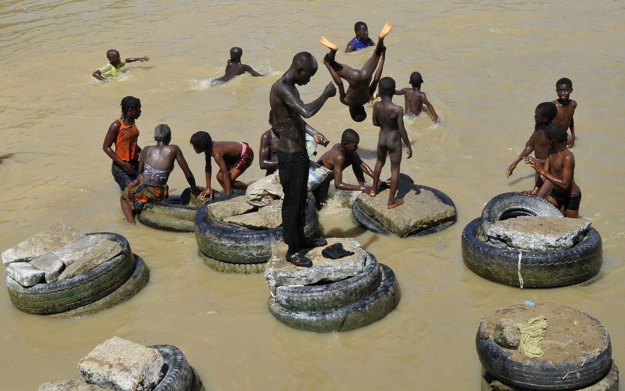 Costa de Marfil: se bañan en las aguas contaminadas de la laguna Ebrié en Abidján.El nivel de contaminación en la laguna ha aumentado en los últimos años debido a la descarga de aguas residuales de las zonas urbanas en las inmediaciones. AFP