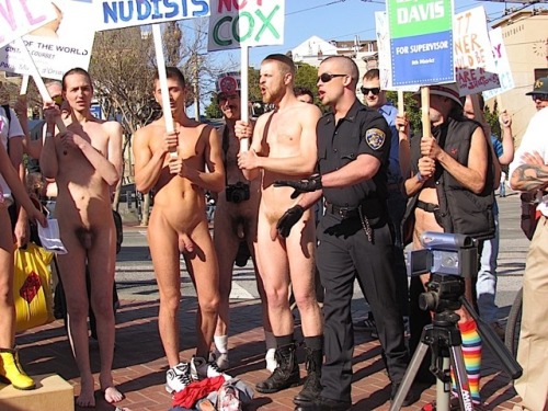 nudiarist:

Gay Porn Parody Mocks S.F.’s Nudity Ban&#160;: SFist http://sfist.com/2013/02/18/gay_porn_studio_mocks_wiener.php
