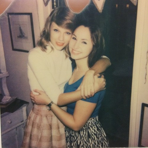  lonnarama: @taylorswift thank you so much for sharing your album and your home with some of your closest Swifties tonight. Olivia is adorable, Meredith is crazy, your cookies are insanely tasty, your decor is perfection and I can’t wait for your new perfume and album. So so so happy. A #Swifties dream. Bucket list ✔ #taylorswift 