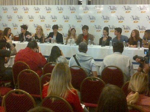 Cast of Violetta w konferencji prasowej.