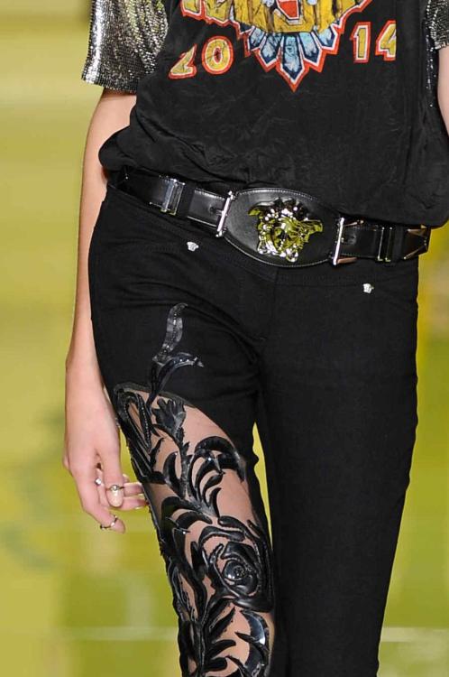 Está tudo acontecendo neste @ Versace tiro: multi-toques, tee slogan inspirado heavy metal e essas incríveis apliques de couro calça jeans!  # MFW