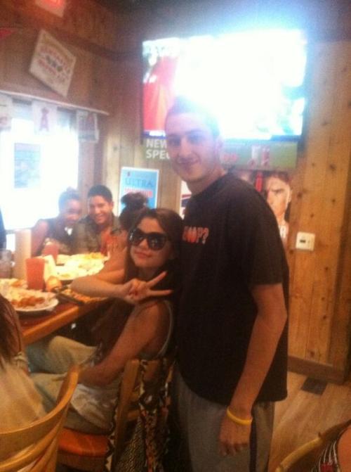 Selena with a fan in Hooters today.
