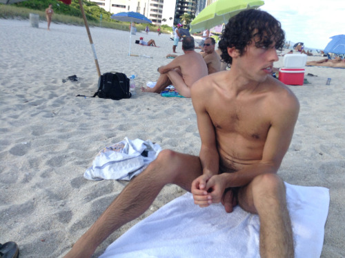 thatshotguys:

At the nude beach.
Like this? Follow That’s Hot, Guys!
