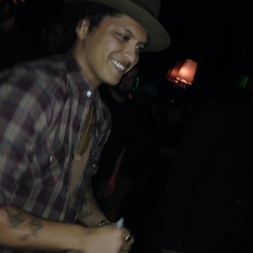 @elaah_92: Aftershow Party with Bruno Mars #brunomars #viorclub #vip #lucky #happy #hot #boy #themoonshinejungletour #smile