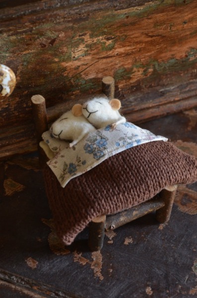 margadirube:

vintagehomeca:(via Sleeping Married Sweet Tiny Mice unique needle … | hobbit réconfo…)
