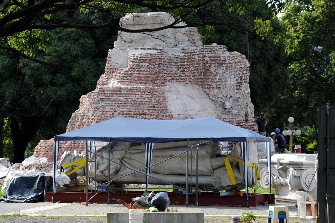 Las entidades italianas exigen que se reconstruya la estatua de Colón y se la reinstale en su lugar. (Néstor Sieira)