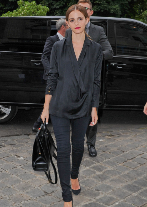 celebstarlets:

7/7/14 - Emma Watson arriving to the Giambattista Valli Haute Couture F/W 14/15 Fashion Show in Paris.