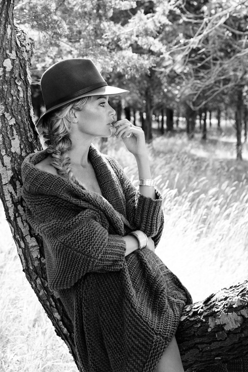 vogue-at-heart:

Carolyn Murphy for The Edit September 25,...