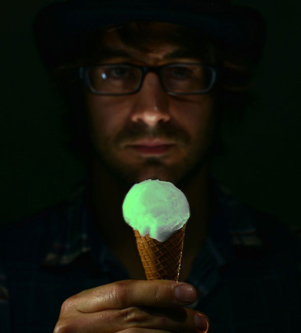 (via Experimental Glow-in-the-Dark Ice Cream is Made with Synthesized Jellyfish Protein)