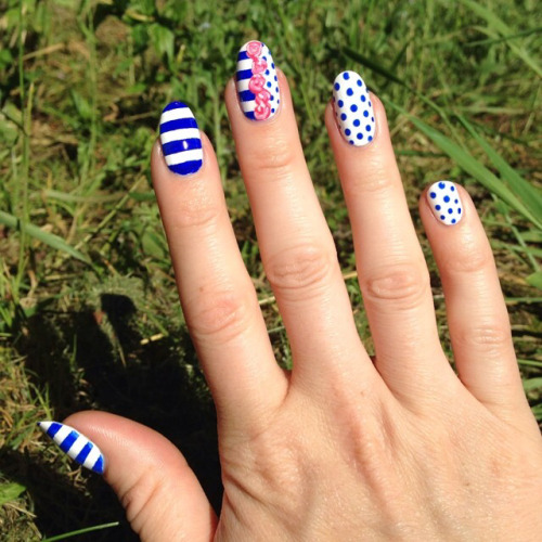 One more pic of my spot/stripe/rose nails! I like having sun to...