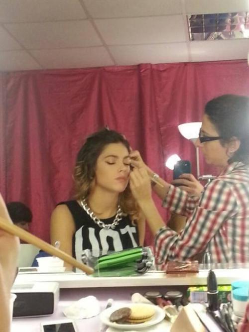 Martina siendo maquillada para # ViolettaIIConcertNápoles