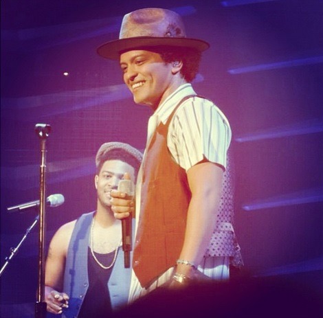 bmars-news:   nicolemars2 submitted: &#8221;That Smile! 😍 @.BrunoMars #MJWT #Vegas 8/3/13 @.bmarsupdates&#8221; (Credit: obsessingoverbrunoand1d)