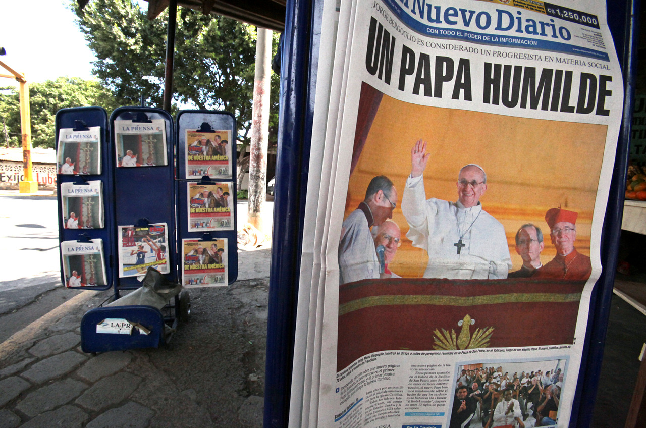 Una mujer lee un periódico con la noticia de la elección del nuevo papa, el cardenal jesuita argentino Jorge Mario Bergoglio, que adoptó el nombre Francisco y es el primer pontífice latinoamericano de la historia de la Iglesia Católica. (EFE) 
