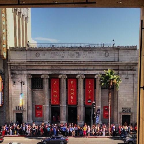 Fans are waiting for Selena’s arrival at the ‘Jimmy Kimmel Live’ studio