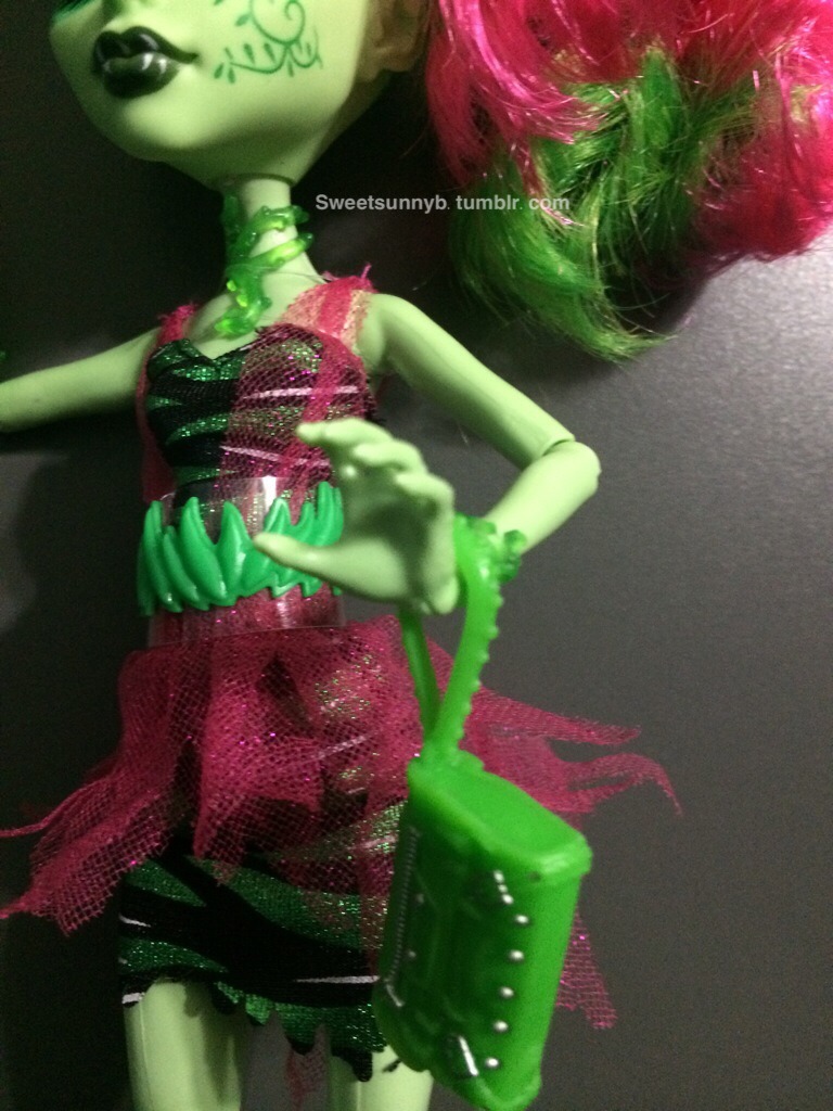 sweetsunnyb:

Zombie Shake Venus. I love the little vine wrapped around her thumb. She also has claw hands. Super cute.
