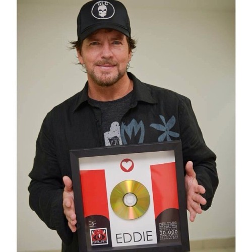 On his trip to Brazil, Eddie Vedder received a gold disc for sales of the Pearl Jam album Lightning Bolt . (Photo by Raphael Dias)