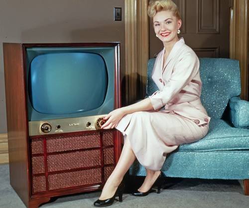uniquevintage1:

Sensible heels and only six channels. Welcome to pure bliss, darlings!
 


