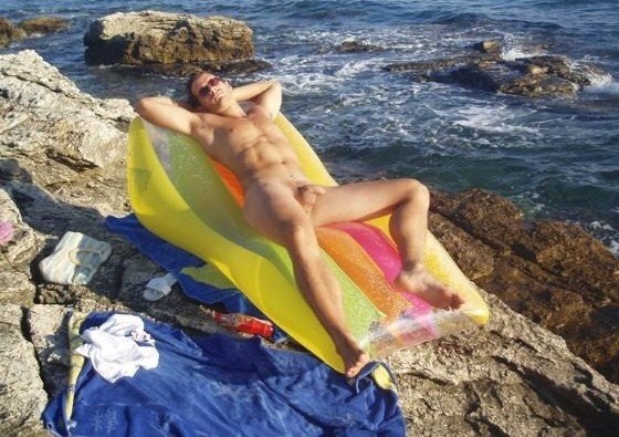 Follow Guyzbeach, a collection of natural men naked at the beach !