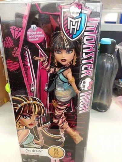 monsterhighdollcollector:Cleo basicPackaging matches the &#8220;Original Ghouls&#8221; 6-Pack we saw at SDCC, and we know 4 of them are being released individually. So yes, this is legit.