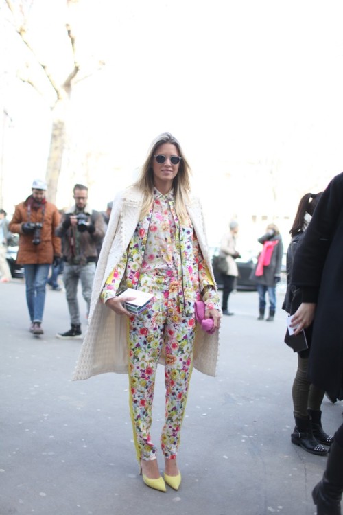 gretchenjonesnyc:

womensweardaily:

They Are Wearing: Paris Fashion Week
Photo by Kuba Dabrowski


Yellow + floral = yes in my book
