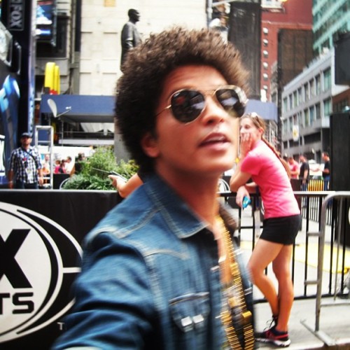 alanjyau: Up close with @brunomars after his appearance on the FOX NFL Sunday Pre-Game Show. Congrats on the Super Bowl Halftime Show gig! Get that winter coat ready! #BrunoMars #TimesSquare #NYC #NewYorkCity #Manhattan #NFL #FOXNFLSunday #SuperBowl #PepsiSBHalftimeShow #FroAndShades
