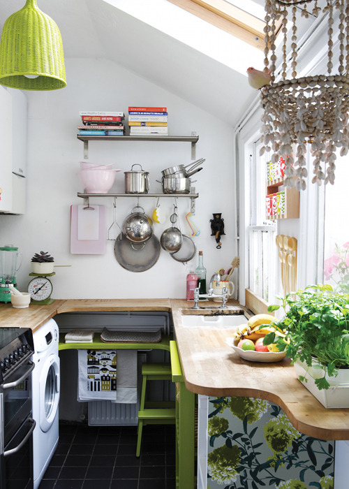 myidealhome:

compact &amp; pretty kitchen (via Design*Sponge)



