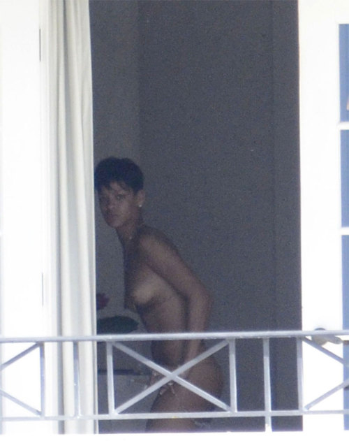 TODAY IS A GOOD DAY&#8230;.Rihanna Caught Bukkid Nekkid While Changing into her Bikini&#8230;