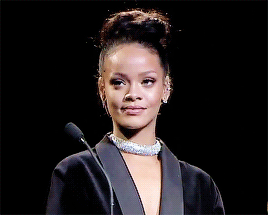 Gif de Rihanna no British Fashion Awards