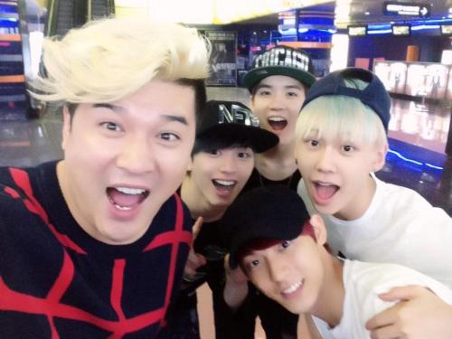 130829 Shindong&#8217;s Twitter Update
@ShinsFriends 신기한!!! 트윗하자마자 뒤에서 나타남 조조영화보러왓는대 띡! 만남 ㅋㅋ 비투비 예의바른녀석들 잘되거라!!!!! 지금도 짱짱맨 이지만 ㅋㅋ pic.twitter.com/8EF2rjoJEZ

[TRANS] So amazing!!! Just tweeted and now they appeared behind, they are here to watch early movies too! We met ㅋㅋ BTOB are well-mannered kids they will definitely do well!!!!! Even though they are great now ㅋㅋ

Credits: hutaside_tw@twitter; translated by Natalie@fyeahbtob
