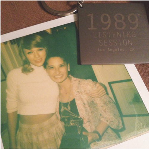  joellecharming: Tonight, I met @taylorswift for the very first time. I sat in her own living room with thirty of her other biggest fans, and listened to the entire 1989 album. She made us cookies. I met Olivia Benson (the cat). We danced to Shake It Off together. I cried. A lot. I’m not dramatic. I just have been dealt a shitty hand this year, and I try to find joy wherever I can. I will always find joy in Taylor’s music. And I am so beyond thankful for that. #1989secretsessions #asw1989 #taylorswift (x) 