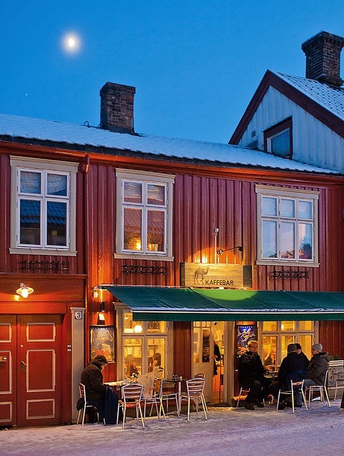 prepinthewest:

NORWAY: Cute little coffee house in Trondheim; notice the patrons sitting outdoors despite snow on the ground
