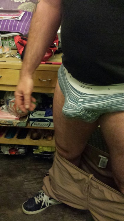 yfrontsmen:

mrp2:

My fella trying to conceal his todger lol
http://hivisjocks.tumblr.comhttp://mrp2.tumblr.com

I love those y-s, where did you get them from?? I need a pair now!