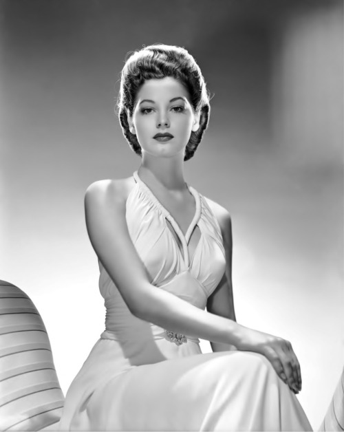 southerncharmm:

sparklejamesysparkle:

A very young Ava Gardner, 1941.

age 19

