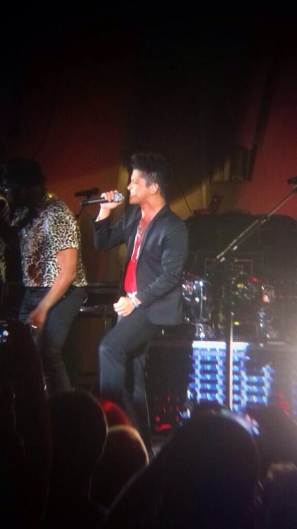 amylove33: @BrunoMars exudes sex from every gorgeous part of his body. #bestconcertever #HollywoodBowl #moonshinejungletour