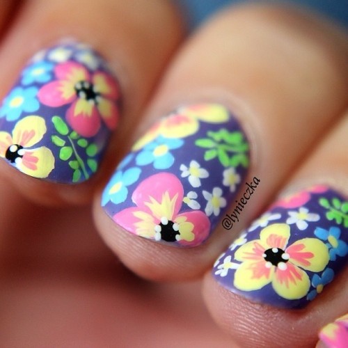 Floral nails Credit to @lynieczka (http://ift.tt/1jmUxQA)